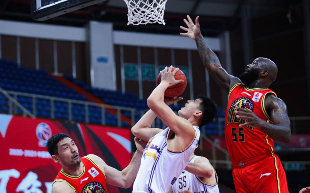 里程碑夜武汉三镇外线爆发，荷甲今晚刷纪录，球迷炸锅，阵容厚度经受考验(下一场武汉三镇外援能上场吗)